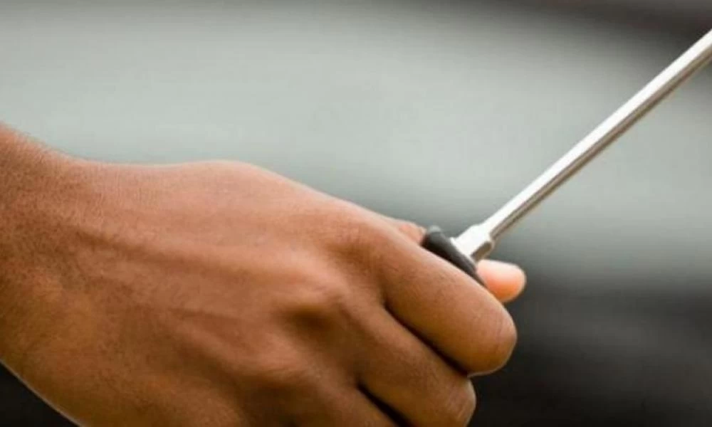 Νεαρός κατηγορείται πως τραυμάτισε με κατσαβίδι τον πατριό του στον λαιμό
